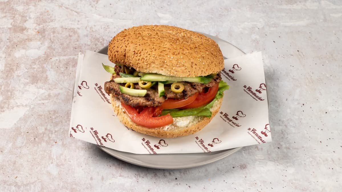Greek burger με αυγό και πατάτες σε χάρτινο δίσκο