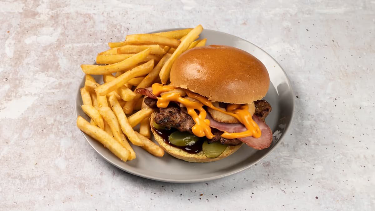 Texas burger με πατάτες σε μεταλλικό πιάτο